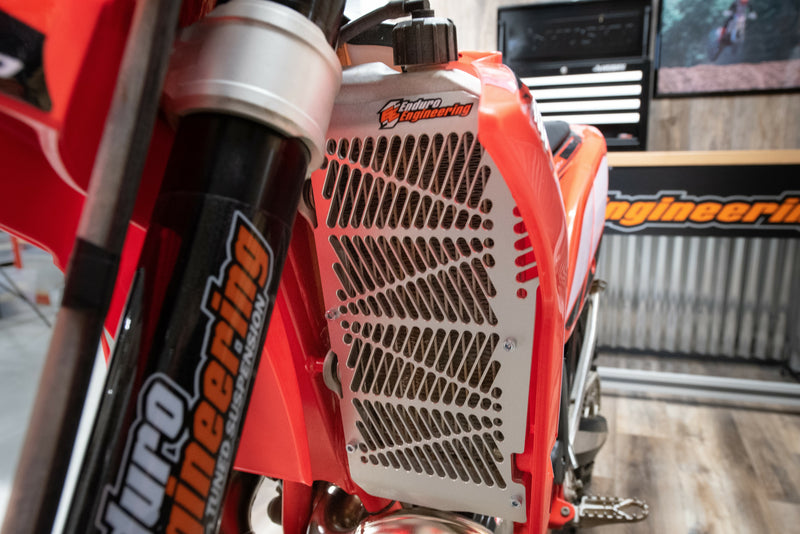 Load image into Gallery viewer, BILLET RADIATOR GUARD BETA 12-4020 image 3
