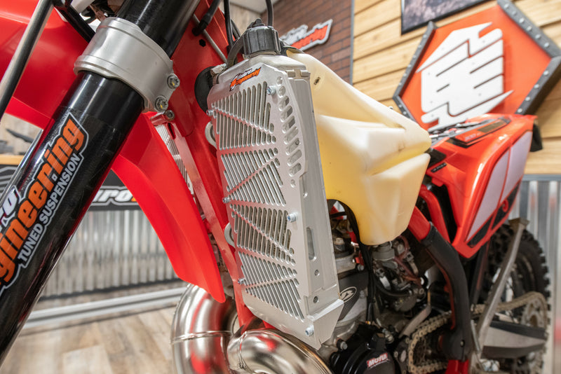 Load image into Gallery viewer, BILLET RADIATOR GUARD BETA 12-4020 image 2
