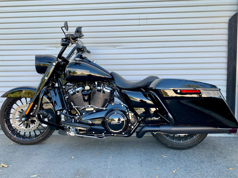 Load image into Gallery viewer, SIDE MOUNT OIL COOLER M8 TOURING `17-23  GLOSS BLK SMT8-1G image 4
