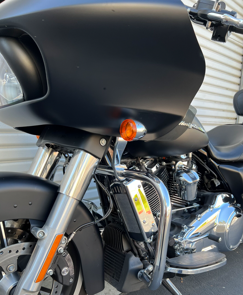 Load image into Gallery viewer, SIDE MOUNT OIL COOLER M8 TOURING `17-23  CHROME SMT8-1C image 4
