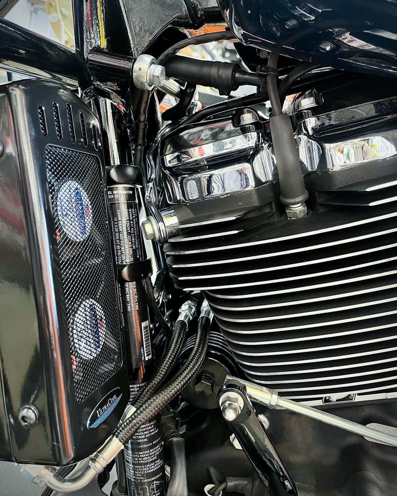 Load image into Gallery viewer, SIDE MOUNT OIL COOLER M8 TOURING `17-23  GLOSS BLK SMT8-1G image 3
