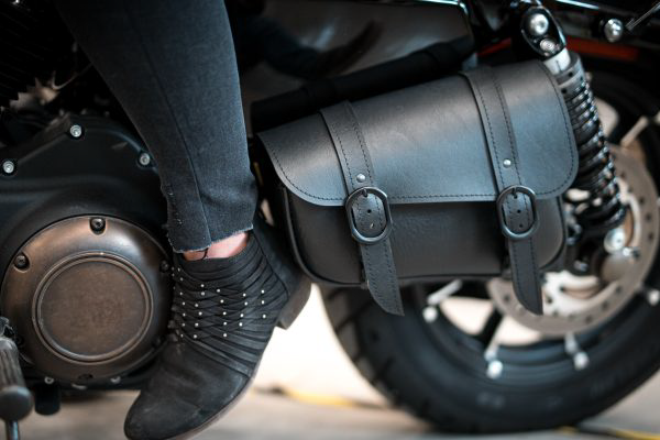 Load image into Gallery viewer, BLACK JACK SWINGARM BAG 4L BLACK/BLACK BUCKLE 59919-00 image 3
